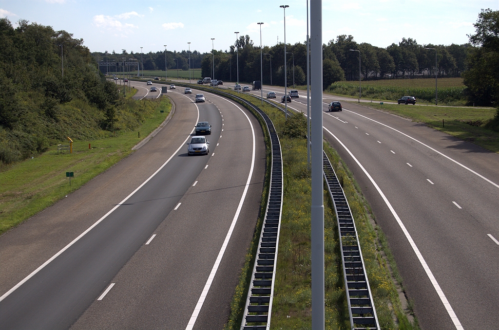 20100905-121340.bmp - Einde van de verbreding in de aansluiting Oirschot. Evenals bij de verbreding van de A2 HRR Leenderheide-Valkenswaard, gaat men hier  niet  rijstrook 3 laten afvallen naar de afrit. Het driestrooks gedeelte loopt nog wat verder door en voor in de foto komt een verdrijvingsvlak op rijstrook 1 te liggen. Zo ongeveer onder het viaduct (standpunt) is het weer terug tweestrooks.