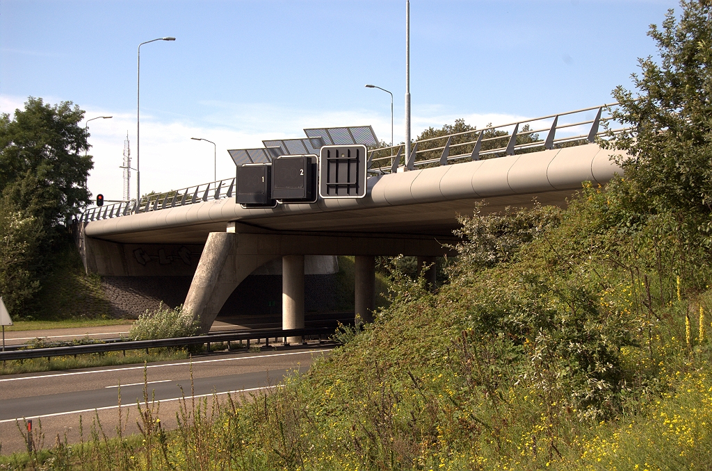 20100905-122408.bmp - Viaduct in de aansluiting Oirschot heeft dezelfde vormgeving als het viaduct Eindhovensedijk, zodat de indruk wordt gewekt dat die rond dezelfde tijd vervangen zijn, zo'n decennium geleden dus. Voorheen was de aansluiting Oirschot gelegen bij het Wilhelminakanaal, een kilometer westelijker.