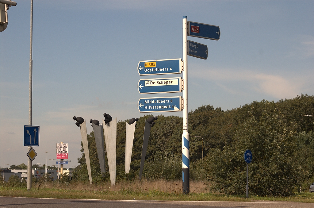 20100905-123305.bmp - Kunst bij de toerit in de richting Tilburg, maar bij afwezigheid van een bordje weten we niet wat het voor moet stellen.