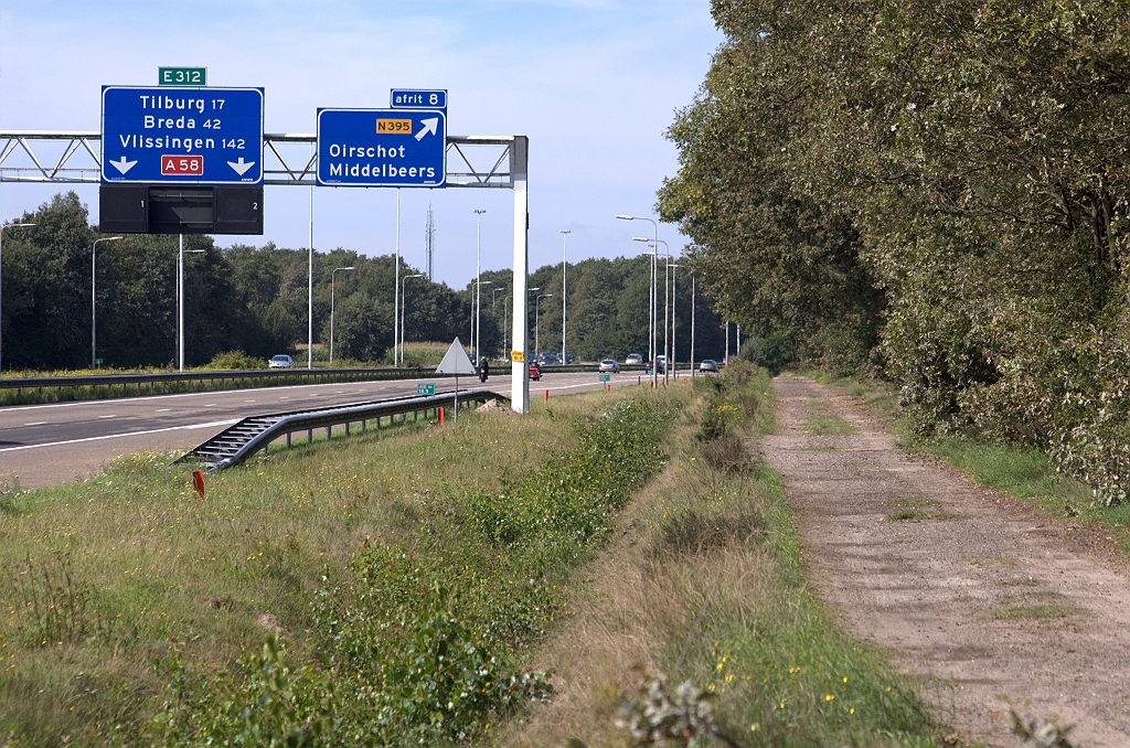 20100905-124527.bmp - Parallelweg "de Kemmer" heeft recreatieve functies. Zo is er een terreinfietsroute over bewegwijzerd. Hij wordt een aantal meters naar het noorden (rechts) verlegd.