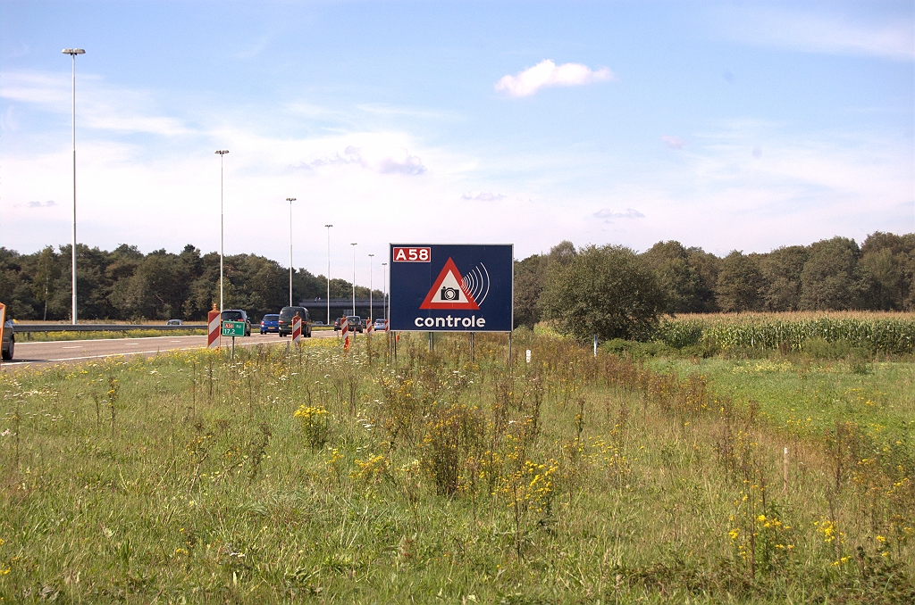 20100905-130453.bmp - Nauwelijks te herkennen bermsloot rechts ligt zover van de rijbaan dat hij gewoon lijkt te kunnen blijven liggen bij de verbreding.