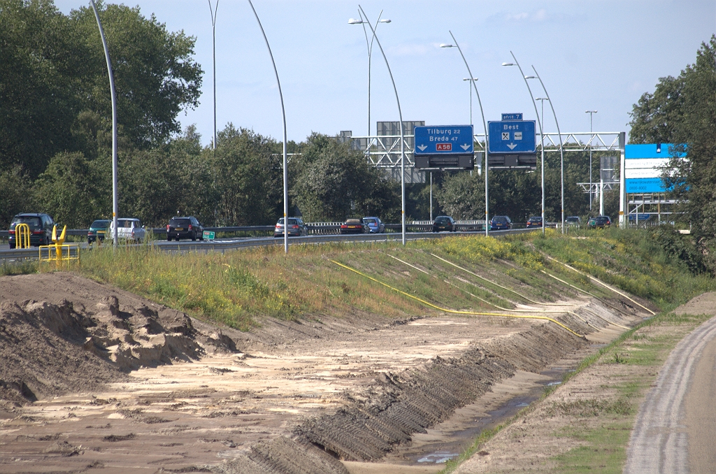 20100905-135326.bmp - kp. Batadorp west, een week voor de aanvang van de verbreding tot drie rijstroken van de A58 HRR tot aan de aansluiting Oirschot (zie  hier  voor het wegbeeld). Nieuw bord in de berm rechts...