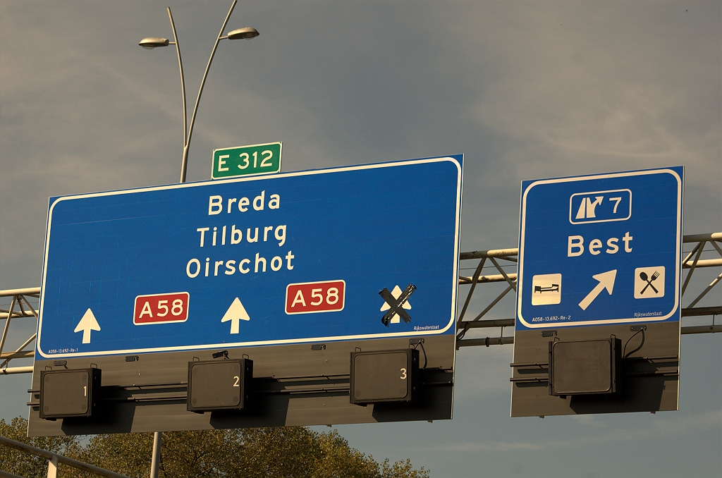 20101003-123618.bmp - Reden van verwijdering van de signaalgevers van de oude borden is nu duidelijk. Ze zijn hergebruikt. Tevens een vierde exemplaar toegevoegd boven de uitvoeger.