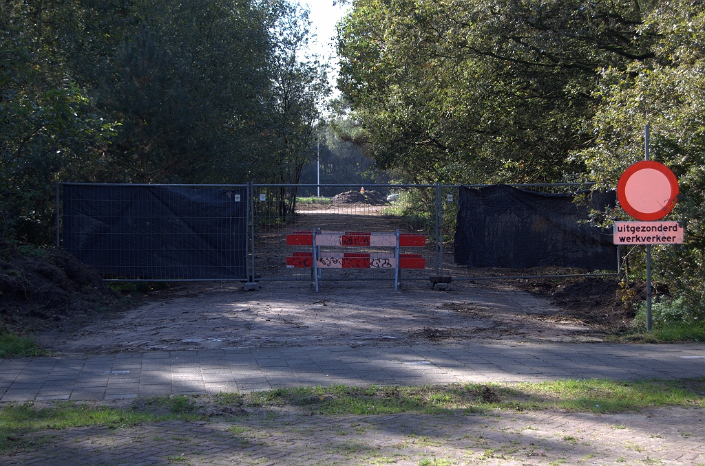 20101003-134009.bmp - Noordelijke helft van de aansluiting was vrijwel aan het oog onttrokken, met meteen al een aarden wal naast het fietspad, en overwoekerd.