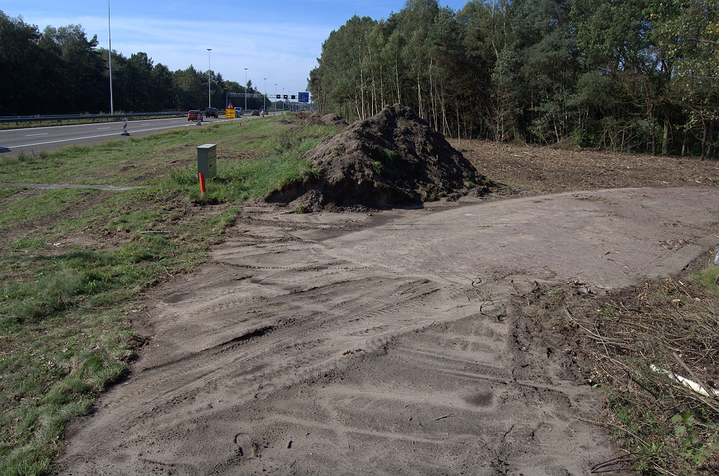 20101003-134400.bmp - Aarden wal verwijderd van de afrit. Dit plaatje suggereert eigenlijk dat de klinkerverharding links van de overgangslijn naar het gras niet meer aanwezig is.