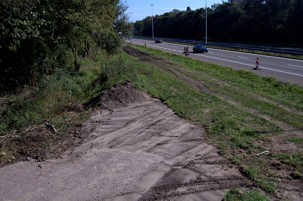 20101003-134443.bmp - ...die helaas weer niet volledig is blootgelegd. Maar het ziet er nog niet werkverkeer-gereed uit, zodat men hopelijk nog verder gaat met schoonmaken.