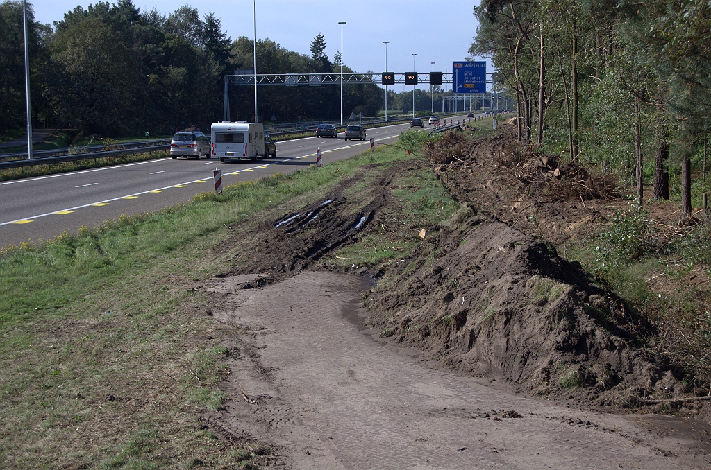 20101003-134715.bmp - ...die wel een eindje verder lijkt te komen dan de verwijderde aarden wal. Van de vier af cq. toeritten komt deze visueel het dichtst bij de autosnelwegrijbaan. Nieuwe bewegwijzering in de verte.