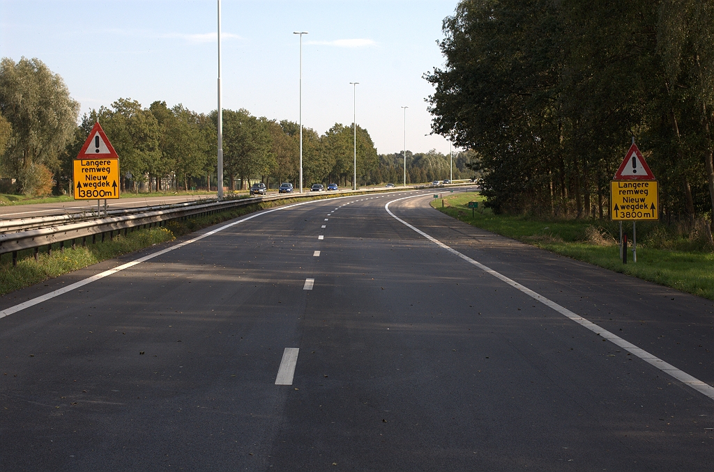 20101003-152850.bmp - ...het is het begin van het dit weekend met dubbellaags ZOAB overlaagde wegvak bij km 21,4. Het werk maakt deel uit van het project verbreding A58 HRR Batadorp-Oirschot, maar ook in de niet te verbreden HRL bij Oirschot wordt het voorheen enkellaags ZOAB dus vervangen door dubbellaags.