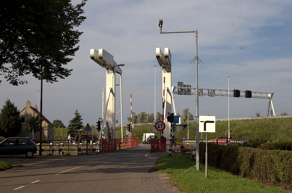 20101003-154939.bmp - Het kanaal splitste de aansluiting, met de af- en toerit van/naar Tilburg ten westen ervan, en de af- en toerit van/naar Eindhoven aan de oostkant. Veel verkeer moest dan ook over dit ophaalbruggetje.