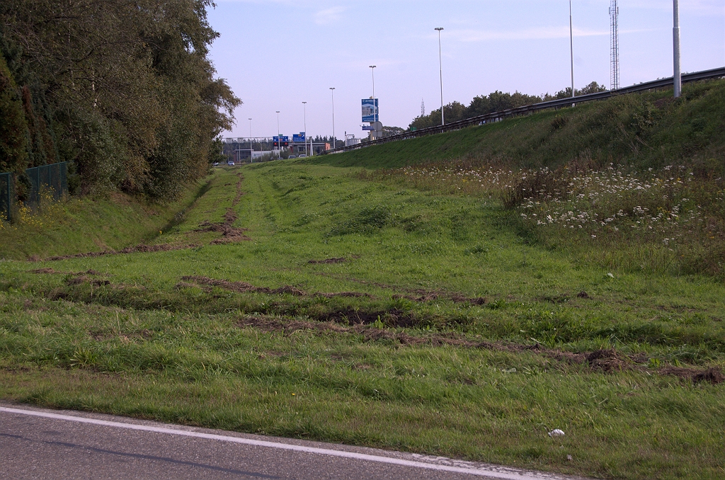 20101003-155323.bmp - Aan de oostkant van het kanaal vinden we een soortgelijke configuratie als aan de westkant. Voormalige afrit vanuit de richting Eindhoven goeddeels op maaiveld...