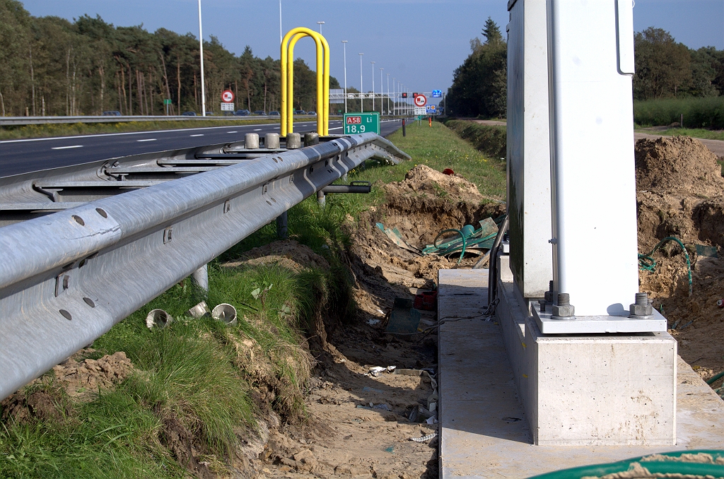 20101003-162455.bmp - Aan de andere zijde bij de niet te verbreden HRL is de fundering ook vervangen, maar hier ligt hij, zoals verwacht, op bestaande hoogte.