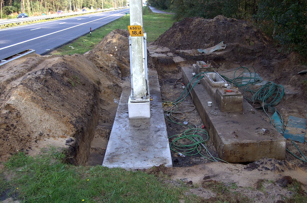 20101003-162848.bmp - Bij een ander verbreed portaal ligt de oude fundering er nog even naast, zodat we kunnen constateren dat de verzwaring uit de lengte komt.