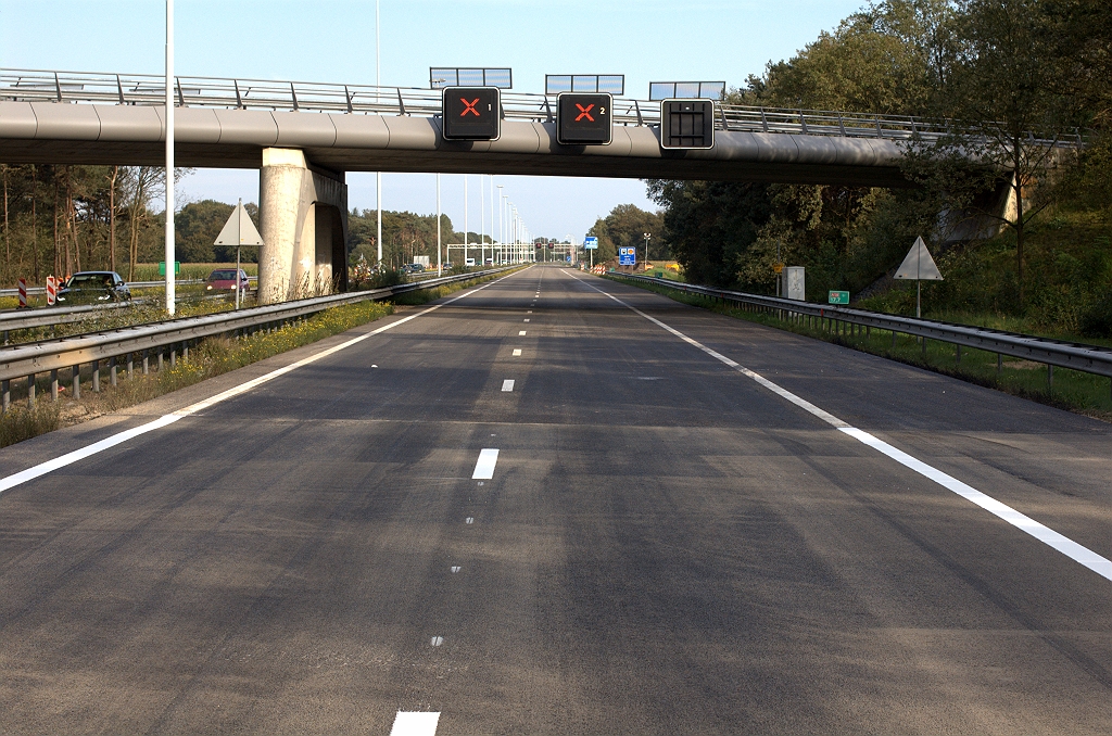 20101003-163408.bmp - ...meer bepaald bij km 17,7, conform tracébesluit. De lengte van de geluidreducerende maatregelen op de rijbaan langs de kom Oirschot is dus 3,7 km.