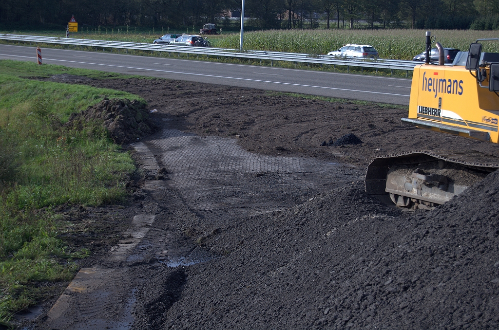 20101003-164907.bmp - Van de afrit is iets meer blootgelegd, maar net te weinig om het begin van de klinkerverharding te kunnen ontwaren.