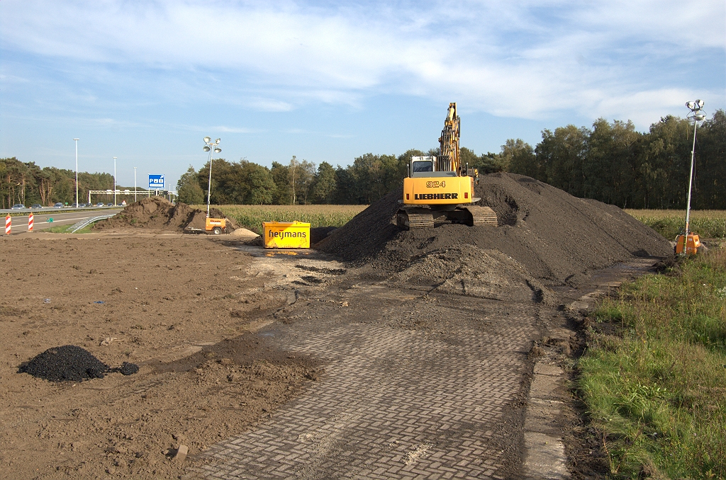 20101003-165021.bmp - Behalve als werkverkeeraansluiting lijkt de historische lokatie ook als opslagplaats te worden gebruikt. Dit is wellicht een berg schraapsel afkomstig van het verwijderde ZOAB in het her-overlaagde wegvak dit weekend.