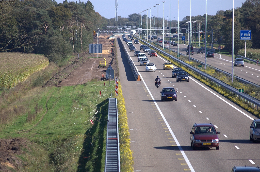 20101010-142520.bmp - Vanaf het begin van het werkvak bij Best is men met grondwerken bezig. Voorlopig einde is ongeveer bij het viaduct Oirschotsedijk.  week 201035 