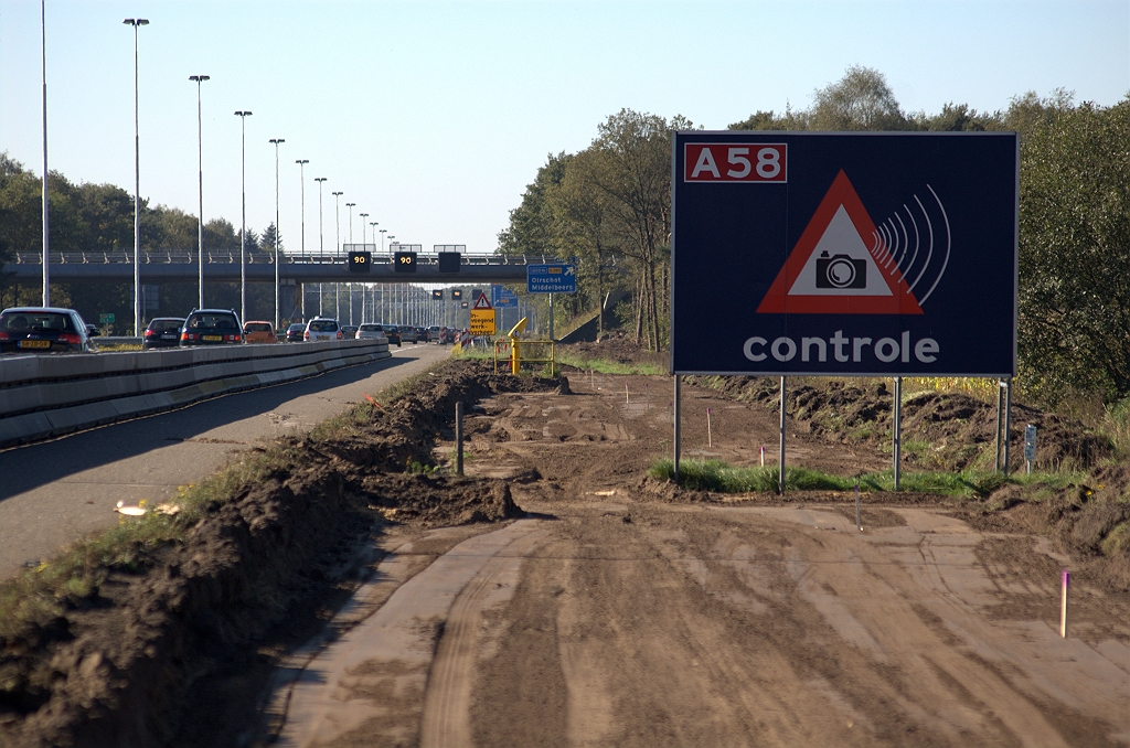 20101010-144133.bmp - Nog te verplaatsen (of te verwijderen  ) mottobord. Bij het viaduct Eindhovensedijk staat nog een oud mastbord. Kennelijk heeft men vorige week enkel portaalborden vervangen.  week 201035 