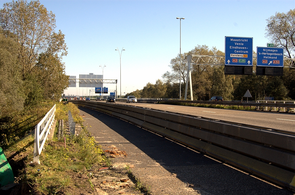 20101010-151022.bmp - Geleiderail verwijderd op het viaduct in de aansluiting Best op de A58. Zo'n maatregel is al noodzakelijk bij her-overlaging van de rijbaan, wegens de breedte van de asfaltspreider, maar misschien liggen hier verdergaande maatregelen in het verschiet. De vluchtstrook moet hier worden gepromoveerd tot een rijstrook, meer bepaald de uitvoegstrook naar Best, en wellicht wordt daarbij meer redresseerruimte noodzakelijk geacht. Een (betonnen) barrier zou dan goed van pas komen als vervanging van geleiderail.