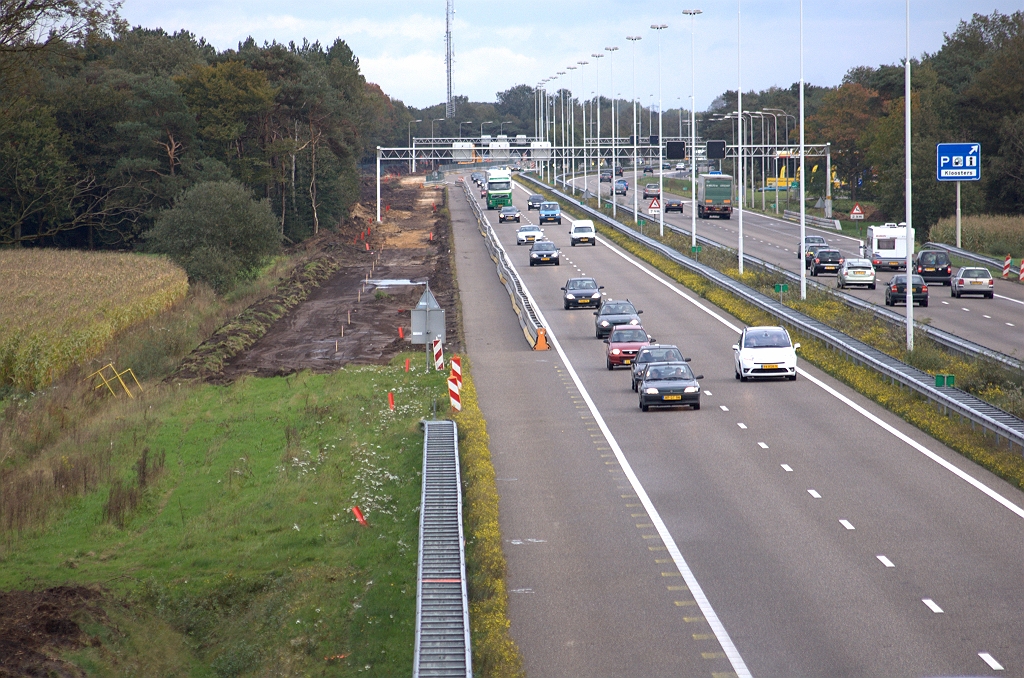 20101016-164051.bmp - Verbredings(grond)werken eindigen abrupt iets ten oosten van het viaduct Eindhovensedijk. Misschien heeft dit iets te maken met  de wijziging op het tracébesluit , dat gaat over de vaststelling van hogere geluidswaarden, maar aan de andere kant bevinden zich een aantal van de genoemde percelen zich in Best.  week 201040 