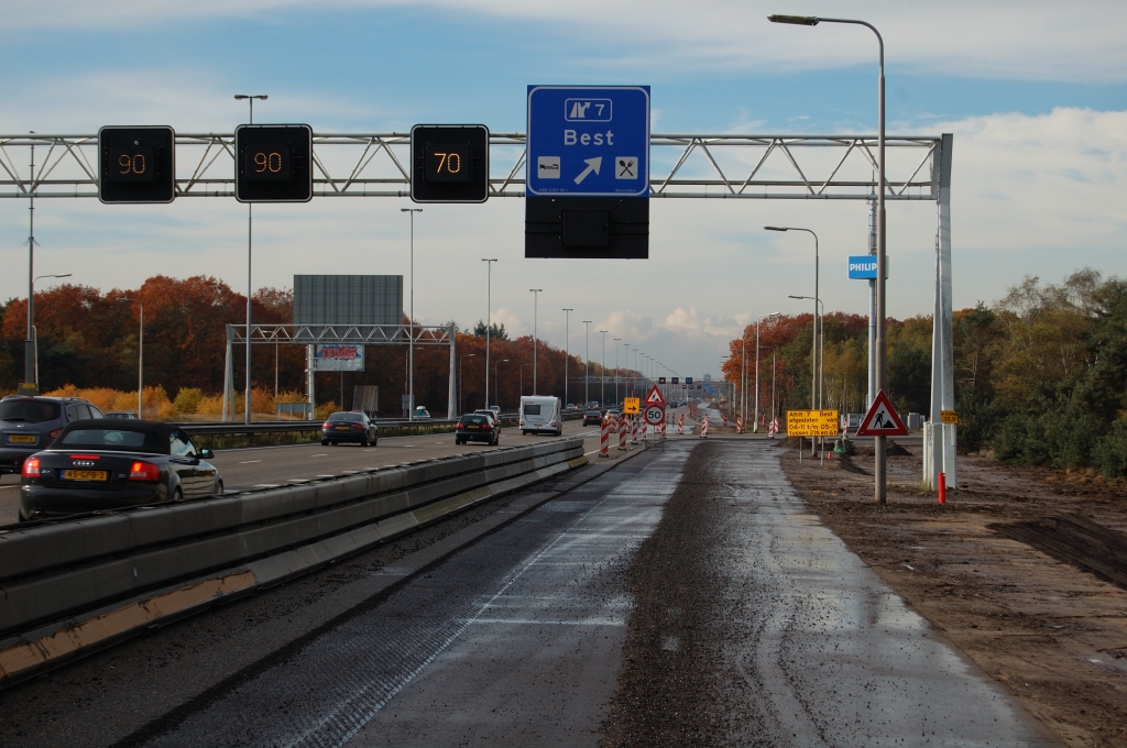 20101031-145158.bmp - Bij het verbreedsel tussen de brug over het Beatrixkanaal (achter de fotograaf) en de afrit Best  lijkt alles gereed voor de ZOAB deklaag. Machines en schafketen zijn dan ook verdwenen.  week 201041 