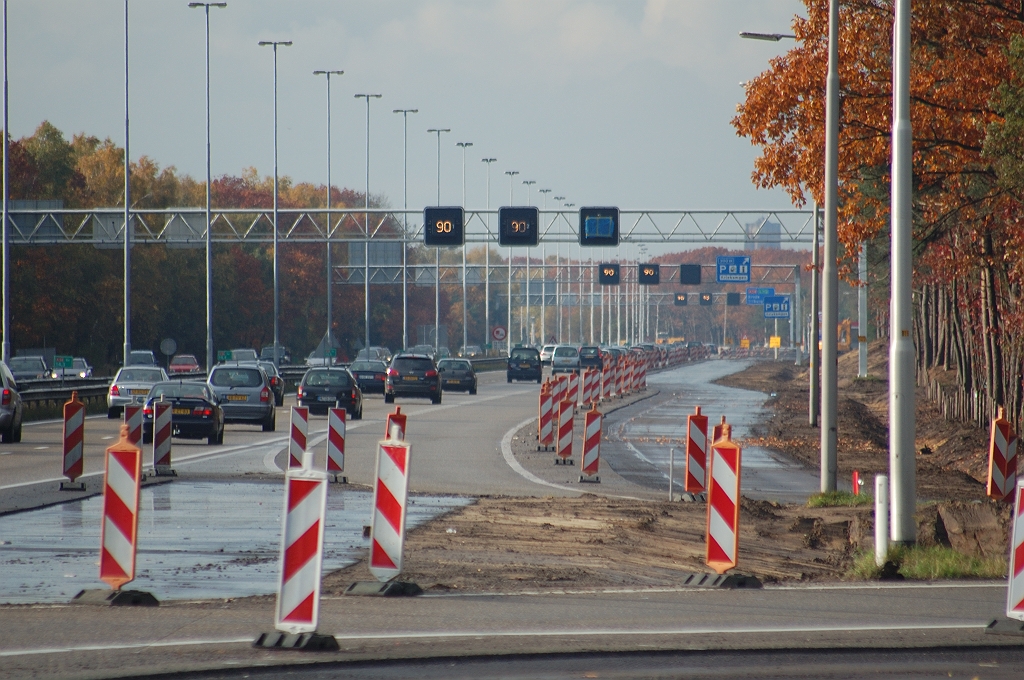 20101031-145840.bmp - Wegvak aansluiting Best-verzorgingsplaats Kriekampen zo te zien ook gereed voor de laatste overlaging. Het 600 meter mastbord is verdwenen, en de overige bewegwijzering naar de VZP in oude stijl gehandhaafd, ook op het verbrede portaal. Achterste bord lijkt een nieuw NBA afstandenbord te zijn.