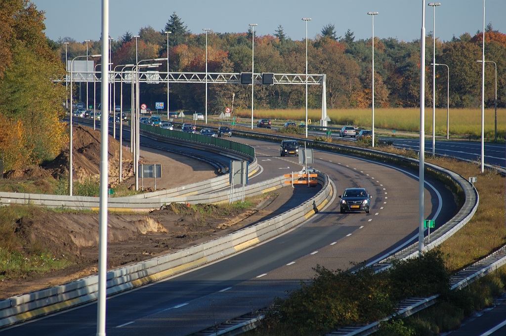 20101031-154018.bmp - Ook al enig grondverzet waarneembaar in het talud naar de afrit. De verbreding naar drie rijstroken eindigt immers net na de afrit.  week 201039 