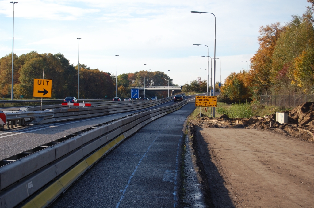 20101031-155148.bmp - Abrupt einde weer van het verbredingscunet. Geel bord duidt erop dat de ontbrekende verlegging van de afrit Oirschot in een aantal nachtafsluitingen wordt gerealiseerd.