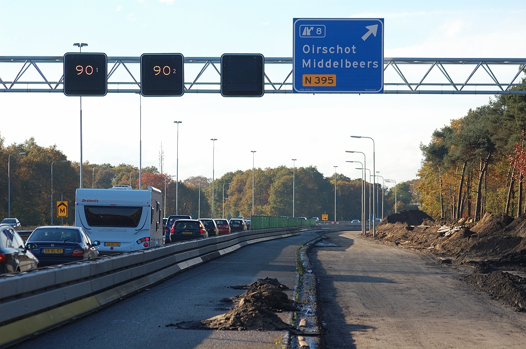 20101031-160010.bmp - Bij de nieuwe uitsmijter is de verbreding groter dan noodzakelijk voor 1 rijstrook. Dit duidt dus op verlenging van de uitvoegstrook, maar is minder ingrijpend dan bij de  afrit Valkenswaard  in de recent verbrede A2.  week 201039 