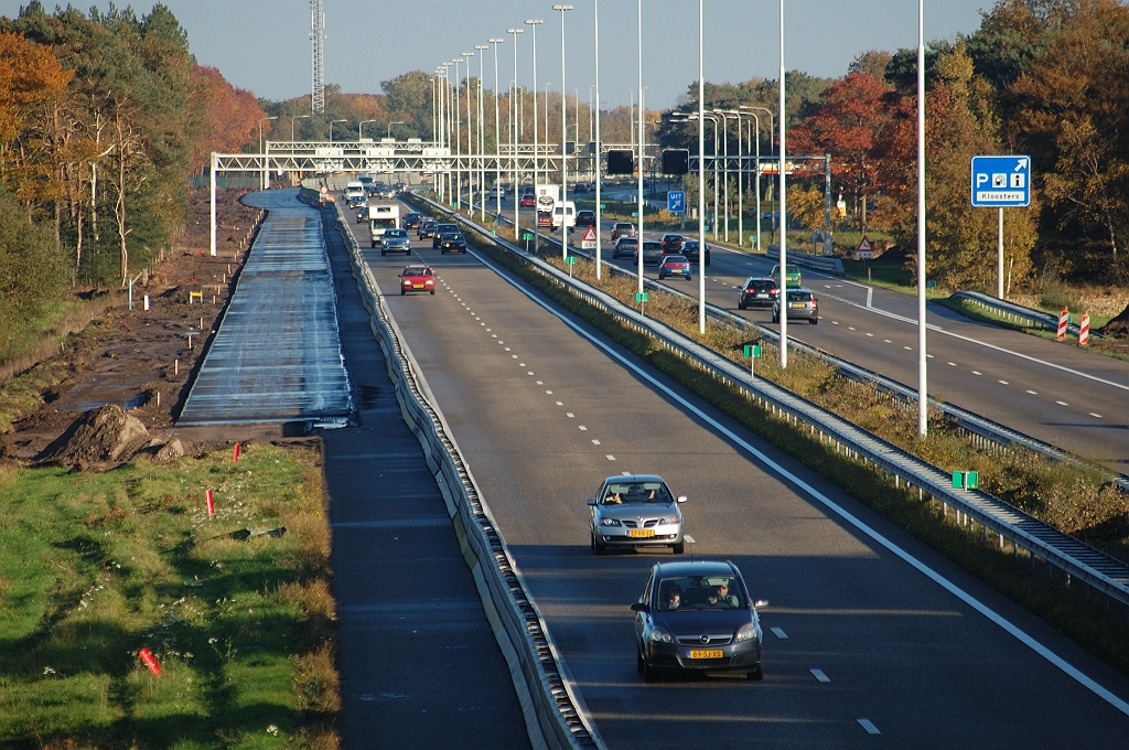 20101031-163817.bmp - De situatie bij de af- en toeritten van de VZP hebben we niet bekeken, maar het lijkt er dus op dat de onderlagen voor de vebreding nu zo'n beetje overal aanwezig zijn tussen de aansluiting Best en het viaduct Eindhovensedijk (standpunt). Twee weken geleden vreesden we nog voor vertraging wegens een aanpassing van het tracebesluit. En inderdaad is het abrupte einde van de verbreding er nog steeds, met zelfs nog geen grondverzet.  week 201041 