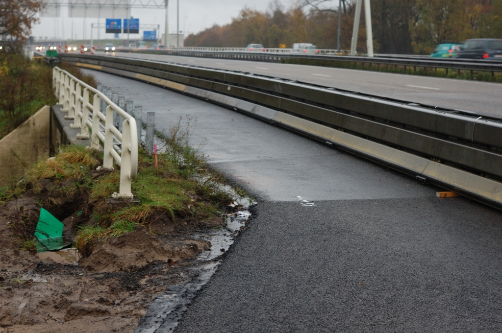 20101114-125353.JPG - Bij het begin van de verbreding bij het viaduct in de aansluiting Best zien we reeds nieuw ZOAB, keurig aangesloten op het bestaande.  week 201041 