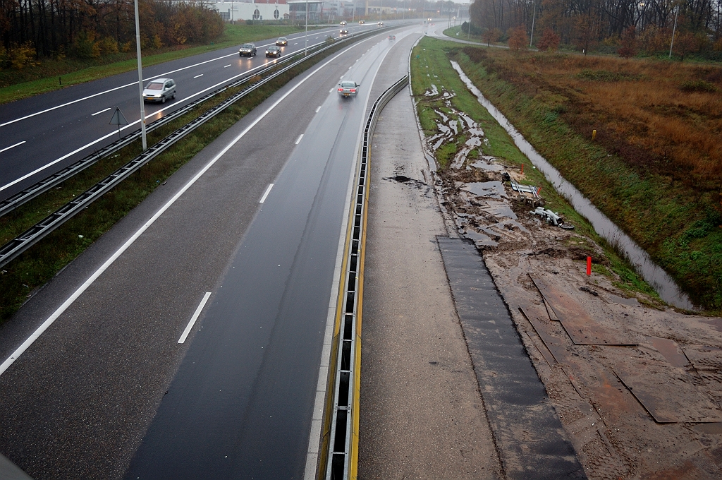 20101114-133745.JPG - Het definitieve einde van de verbreding aan de andere (west-) zijde van het viaduct in de aansluiting Oirschot.  week 201039 