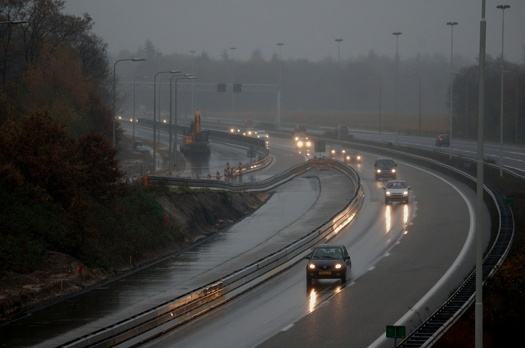 20101114-134230.JPG - Vervaarlijk steil afgegraven talud van de afrit, teneinde het laatste stukje van de verbreding aan te kunnen leggen. Er zijn nog twee nachtafsluitingen in de aansluiting Oirschot in de laatste week, zodat we erop gokken dat dan de huidige ligging van de afritrijbaan wordt verwijderd en het talud kan worden afgewerkt naar de eindsituatie.  week 201043 