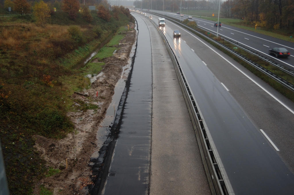 20101114-134658.JPG - Het verbreedsel versmalt zich geleidelijk na de afrit, op het punt waar het verdrijfvlak in rijstrook 1 moet komen.