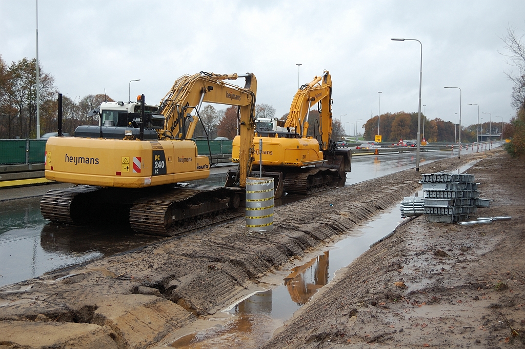 20101114-140504.JPG - Toch zien we nabij de divergentie gereedliggende bouwmaterialen voor geleiderail, alsmede een in monotube gestorte betoncylinder die wordt toegepast aan de uiteinden van strengen om ze in de grond te verankeren.