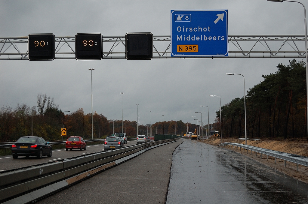 20101114-141102.JPG - Onverwacht einde van de geleiderail bij de uitsmijter. Op de tracekaart staat er hier doorgaande rail ingetekend tot en met de divergentie.  week 201043 