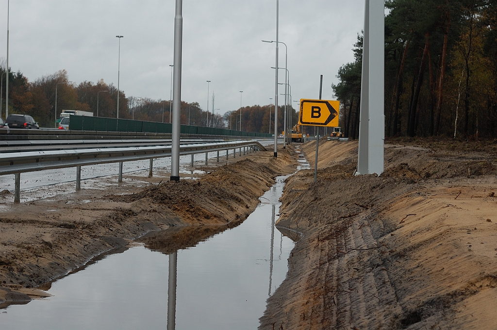 20101114-141526.JPG - ...maar de bermsloot kent hier een (tijdelijk?) doorstromingsprobleempje.