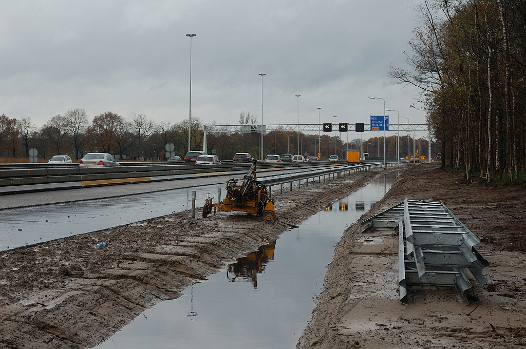 20101114-142546.JPG - 500 meter westwaarts vinden we die geleiderail in aanbouw. Men werkt hier dus tegen de rijrichting in vanaf de aansluiting Oirschot.