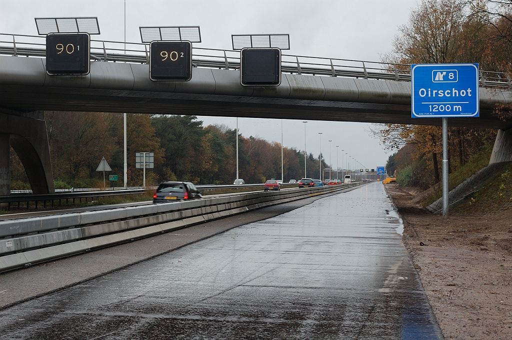 20101114-150215.JPG - En na zeven jaar wordt dan de ruimtereservering onder het viaduct Eindhovensedijk benut. Nieuw mastbord zodat de NBA bewegwijzering van de afrit Oirschot compleet is.  week 201040 