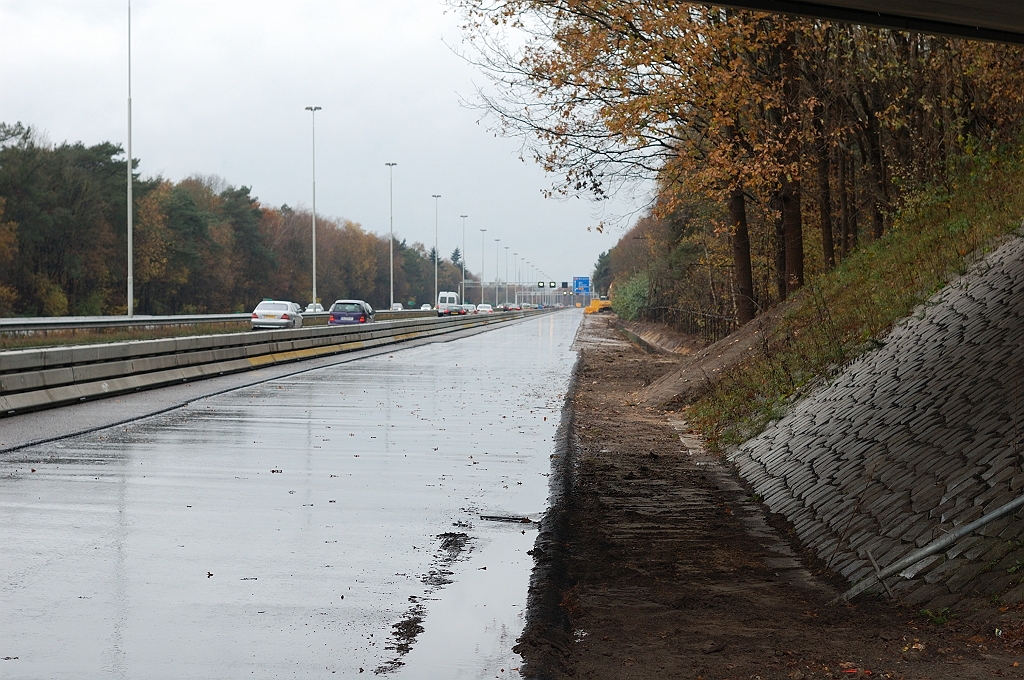 20101114-150337.JPG - Geen wijzigingen aan kunstwerk of noodzaak voor betonnen barriers hier. De nog te plaatsen geleiderail past ruim.  week 201035 