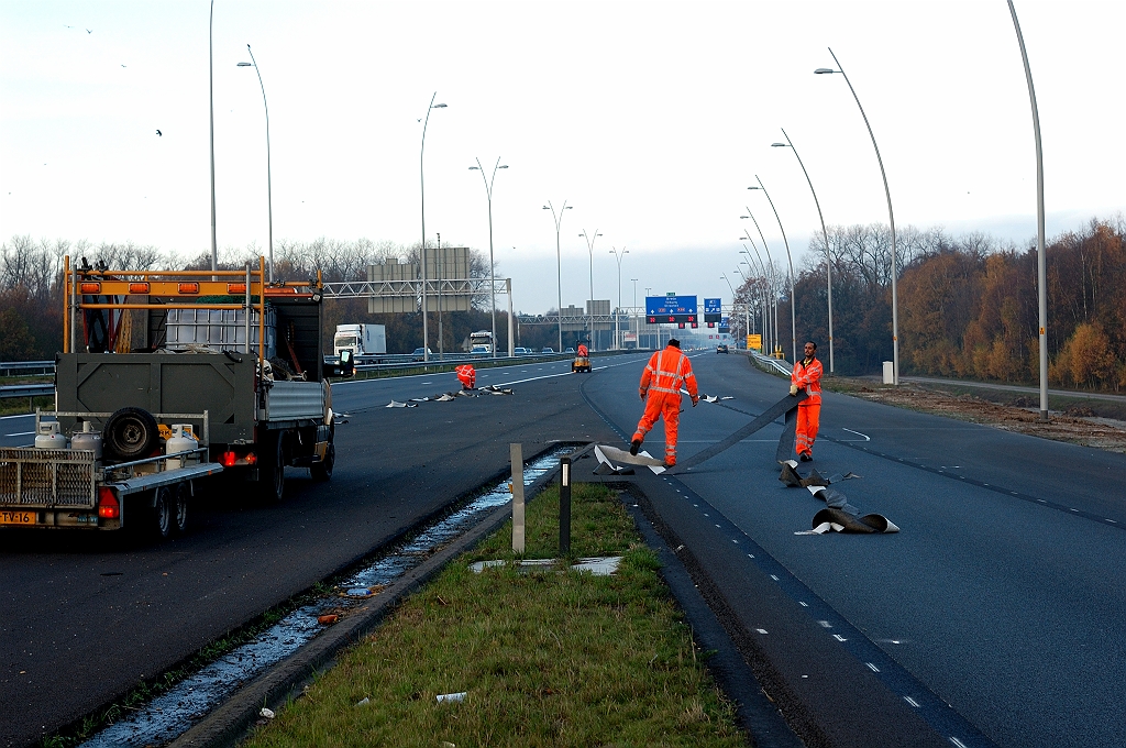 20101120-091532.jpg - ...waarna het eenvoudig kan worden losgetrokken van de rijbaan.