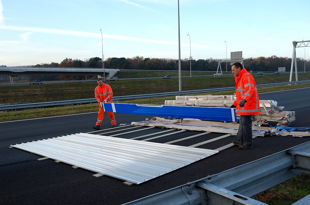 20101120-092539.jpg - In de vorige foto's al zichtbaar: tweede nieuwe bord langs de A58 voor bewegwijzering van de afrit Best. De aluminium Agmi lamellen moeten in-situ worden samengesteld tot 1 geheel.