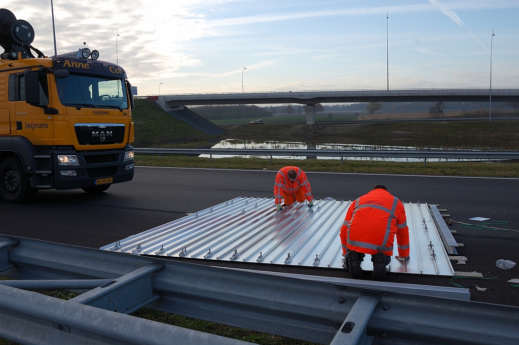 20101120-095302.jpg - De lamellen worden gekoppeld met klemmen die ook aanhaken op de verticale profielen waarvan er rechts eentje gereed ligt.