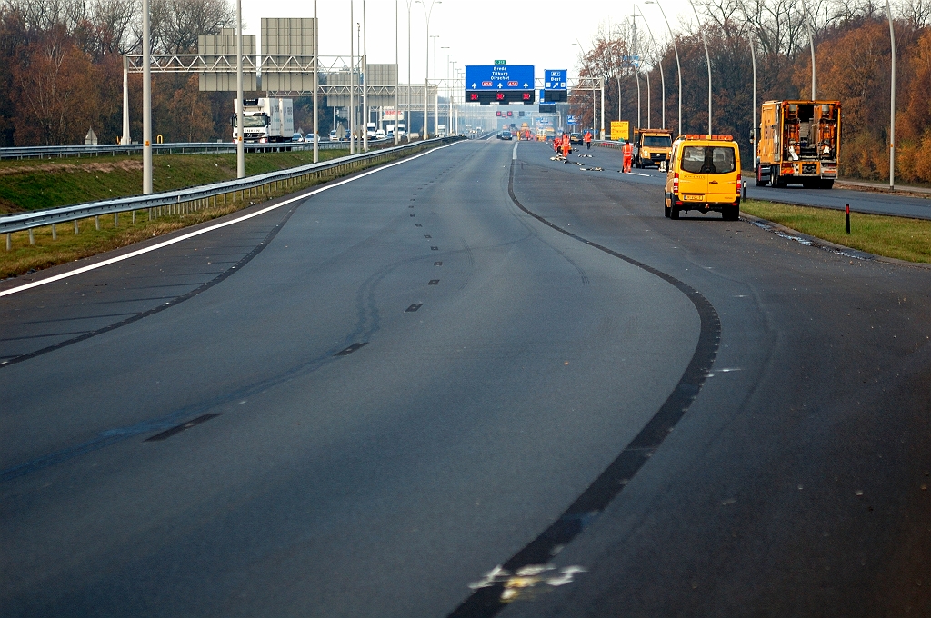 20101120-095447.jpg - Duidelijk te zien dat het wegvakje tussen kp. Batadorp en de brug over het Beatrixkanaal al was voorbereid op drie rijstroken bij het Randweg Eindhoven project.