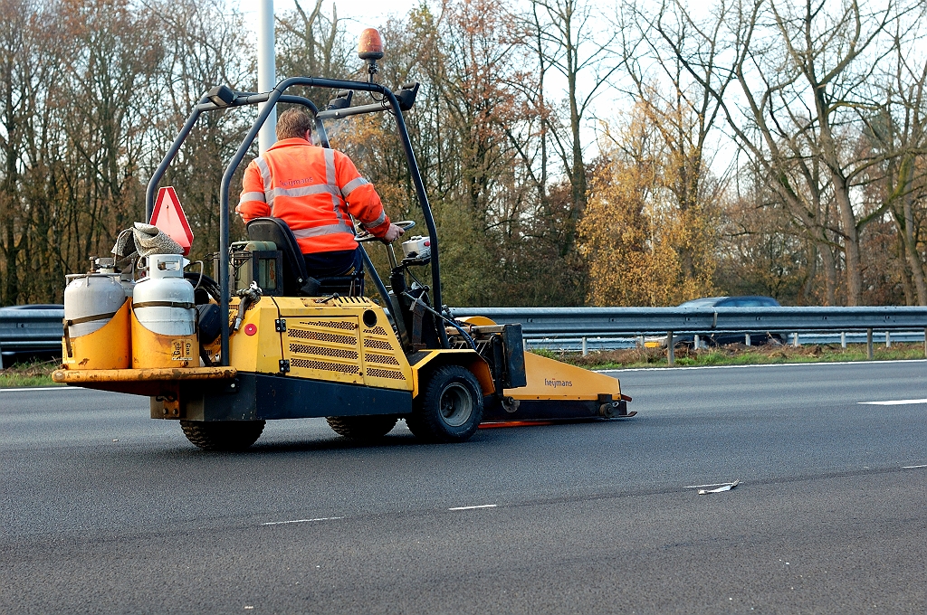 20101120-101014.jpg - Dat verwijderen van tapemarkering gebeurt zo te zien door het te verwarmen...