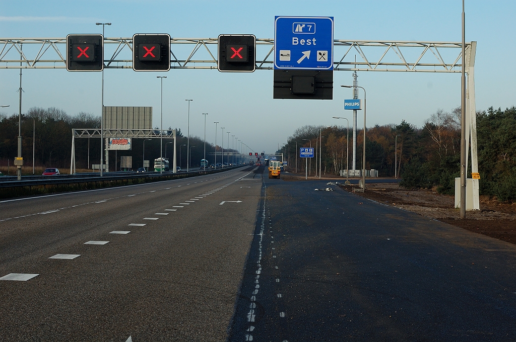 20101120-102222.jpg - Evolutie van de afrit Best. Nieuw ZOAB voor de te verleggen weefstrook en de nieuwe vluchtstrook waren een week eerder al gereed. Gezien de stippellijnen wordt daar weer een klein stukje van afgefreesd...  week 201045 