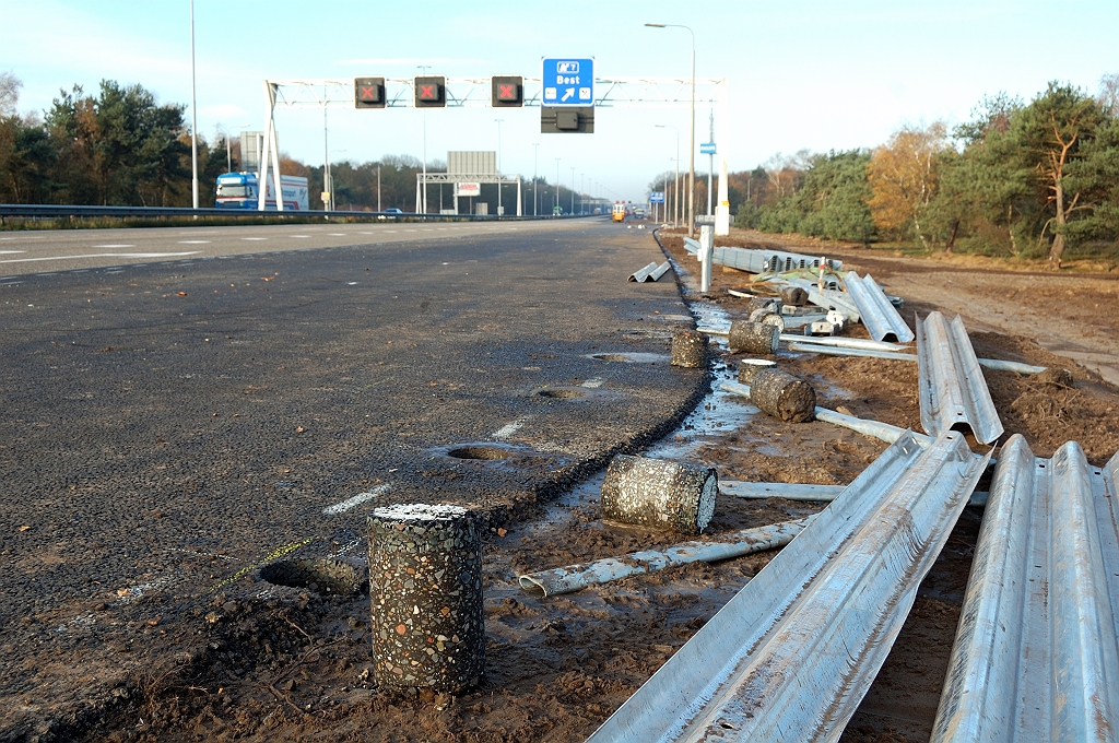 20101120-102419.jpg - Direct na het viaduct Erica verbreedt de rijbaan zich weer naar normaal autosnelwegprofiel met vluchtstrook. De verwijderde asfaltcylinders zijn dan ook geen proefboringen...