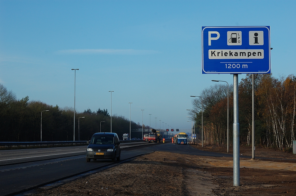 20101120-103546.jpg - Interessante positionering van het bord, tussen af- en toerit in de aansluiting Best. Verkeer op de toerit ziet het dus niet, maar heeft nog twee kansen.