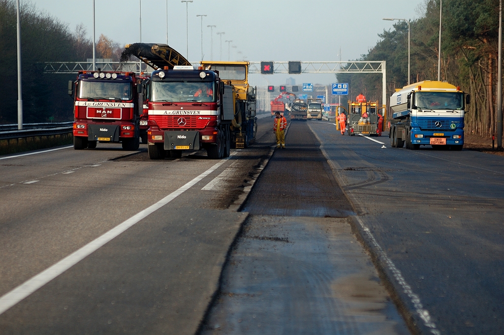 20101120-103800.jpg - Meer freeswerk in bestaande rijstroken ten westen van de aansluiting Best. In stilte hopen we op volledige vervanging van de ZOAB deklagen, zodat we een optisch gloednieuwe rijbaan gaan krijgen...