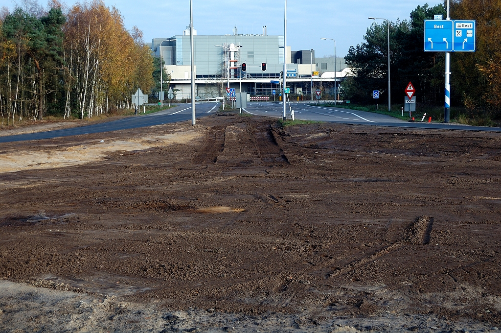 20101120-104245.jpg - Voorheen groene driehoek tussen de af- en toerit en de A58 HRR volledig omgeploegd. Krap ontwerp sinds 1961 effectief ongewijzigd.