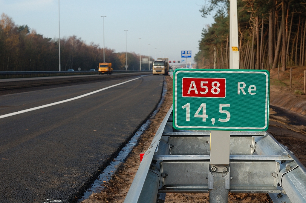 20101120-105332.jpg - De eerste nieuwe hectometerbordjes zijn geleiderail-gemonteerde exemplaren. De berm-modellen moeten in de laatste nacht zijn geplaatst, zodat er geen foto's van zijn.